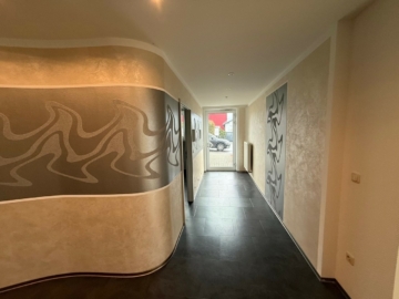 Nebeneingang - Großzügige, moderne Gewerberäume für Büro, Praxis und mehr in zentraler Lage (ca. 135 m²) – 4 Räume – optionale PKW-Stellplätze auf dem Grundstück – Bushaltestelle vor dem Objekt