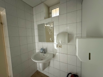 WC - Großzügige, moderne Gewerberäume für Büro, Praxis und mehr in zentraler Lage (ca. 135 m²) – 4 Räume – optionale PKW-Stellplätze auf dem Grundstück – Bushaltestelle vor dem Objekt