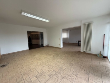 Vorderer Bereich - Großzügige, moderne Gewerberäume für Büro, Praxis und mehr in zentraler Lage (ca. 135 m²) – 4 Räume – optionale PKW-Stellplätze auf dem Grundstück – Bushaltestelle vor dem Objekt