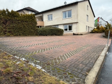 Optionale Stellplätze - Großzügige, moderne Gewerberäume für Büro, Praxis und mehr in zentraler Lage (ca. 135 m²) – 4 Räume – optionale PKW-Stellplätze auf dem Grundstück – Bushaltestelle vor dem Objekt