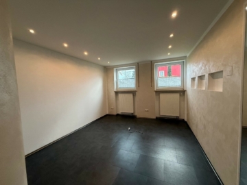 Bürofläche hinterer Bereich - Großzügige, moderne Gewerberäume für Büro, Praxis und mehr in zentraler Lage (ca. 135 m²) – 4 Räume – optionale PKW-Stellplätze auf dem Grundstück – Bushaltestelle vor dem Objekt