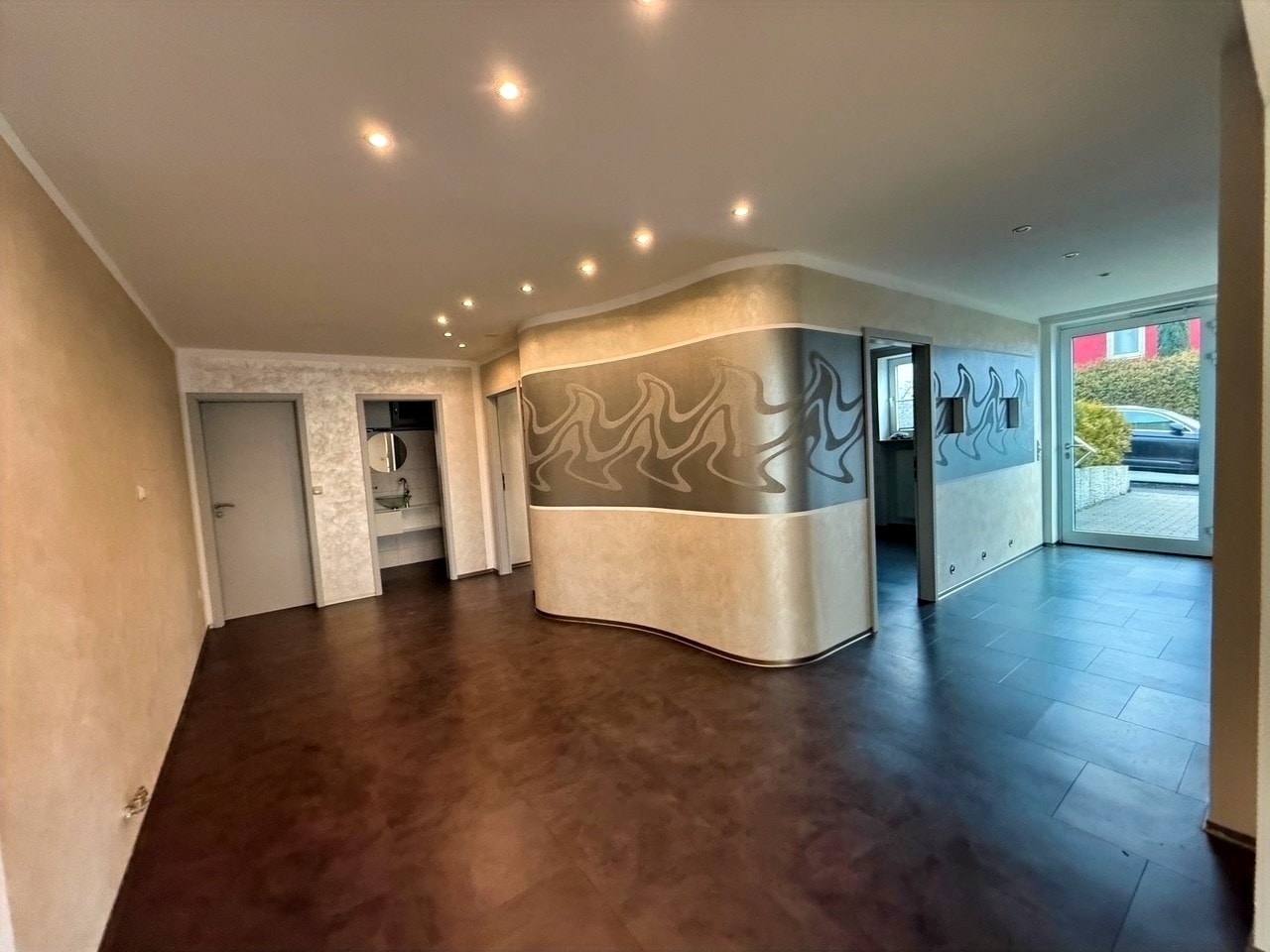 Hinterer Bereich - Großzügige, moderne Gewerberäume für Büro, Praxis und mehr in zentraler Lage (ca. 135 m²) – 4 Räume – optionale PKW-Stellplätze auf dem Grundstück – Bushaltestelle vor dem Objekt