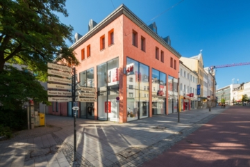 Außenansicht vor Umbau - Zentral, zeitgemäß und neuwertig: Erstklassig sanierte Büroflächen in der Hofer Altstadt – Großraum- oder Einzelbüros im 2. OG (ca. 292,37 m²)