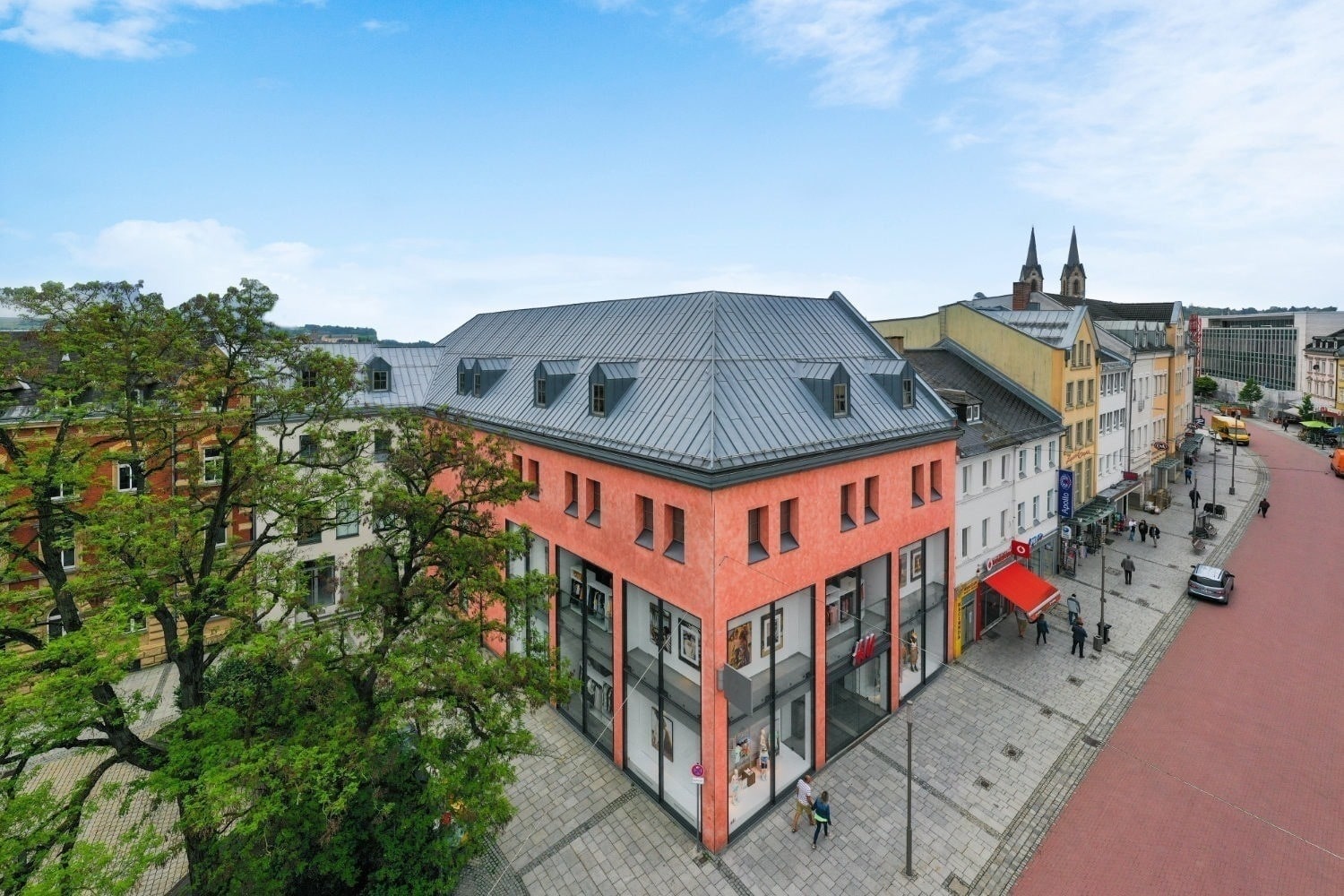 Außenansicht vor Umbau - Zentral, zeitgemäß und neuwertig: Erstklassig sanierte Büroflächen in der Hofer Altstadt – Großraum- oder Einzelbüros im 2. OG (ca. 292,37 m²)