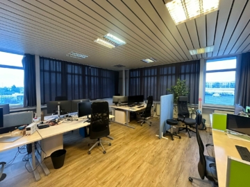 Großraumbüro - Modern gestaltete Bürofläche (ca. 500 m²) mit flexiblem Raumkonzept und traumhaftem Blick auf die Hofer Altstadt – verfügbar ab 1. Dezember 2025