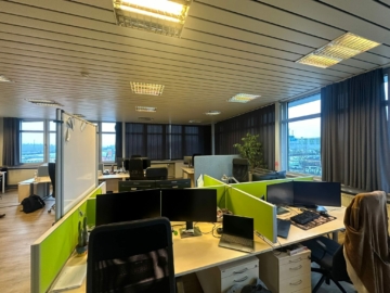 Großraumbüro - Modern gestaltete Bürofläche (ca. 500 m²) mit flexiblem Raumkonzept und traumhaftem Blick auf die Hofer Altstadt – verfügbar ab 1. Dezember 2025