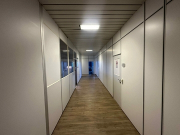 Flur - Modern gestaltete Bürofläche (ca. 500 m²) mit flexiblem Raumkonzept und traumhaftem Blick auf die Hofer Altstadt – verfügbar ab 1. Dezember 2025