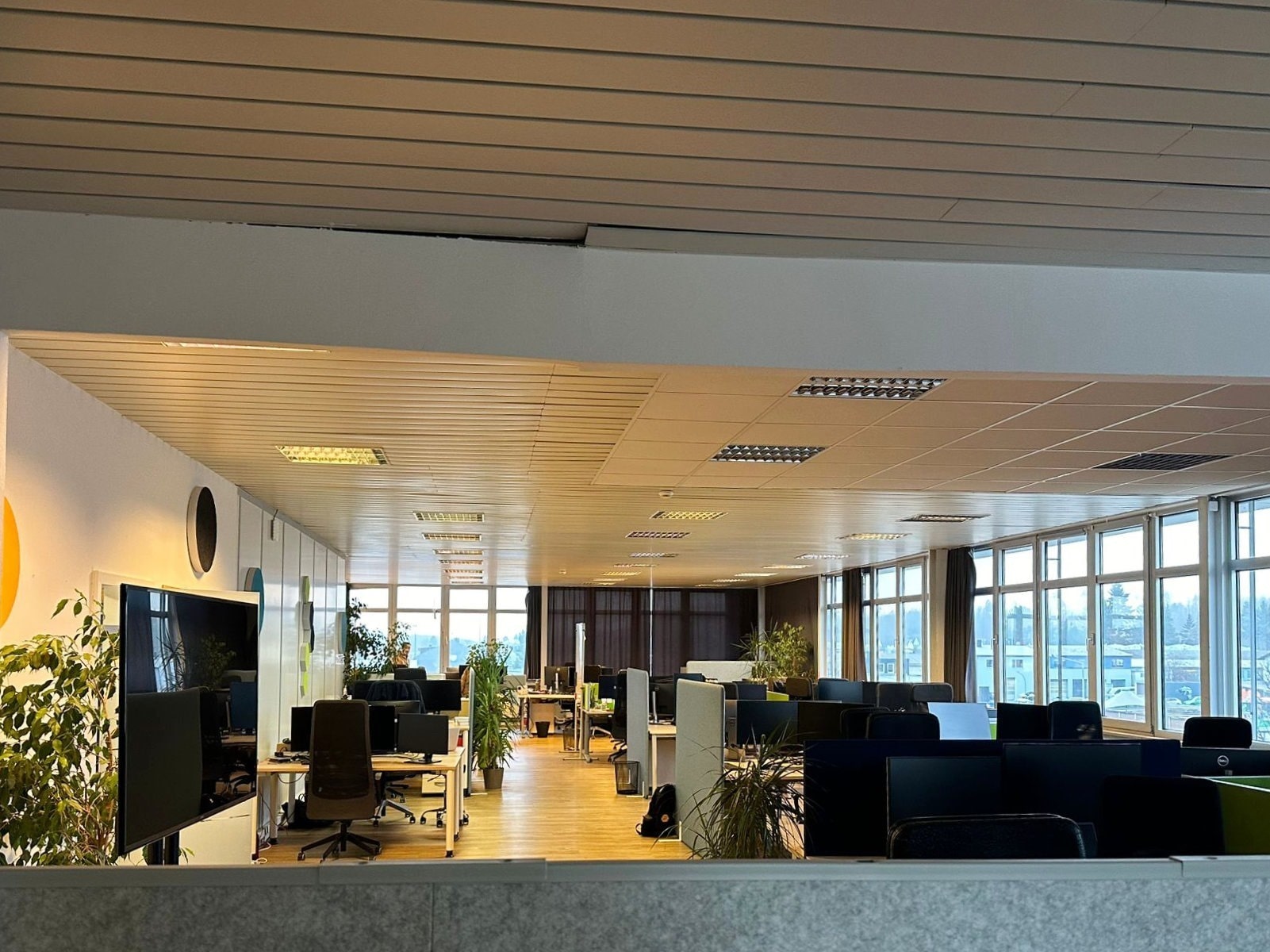 Großraumbüro - Modern gestaltete Bürofläche (ca. 500 m²) mit flexiblem Raumkonzept und traumhaftem Blick auf die Hofer Altstadt – verfügbar ab 1. Dezember 2025