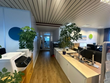 Großraumbüro - Modern gestaltete Bürofläche (ca. 500 m²) mit flexiblem Raumkonzept und traumhaftem Blick auf die Hofer Altstadt – verfügbar ab 1. Dezember 2025