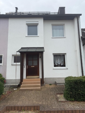 Aussenansichten - Attraktive Wohnimmobilie – kleine Teichanlage im Garten – Loggia – unterkellert – ca. 133 m² Wohnfläche