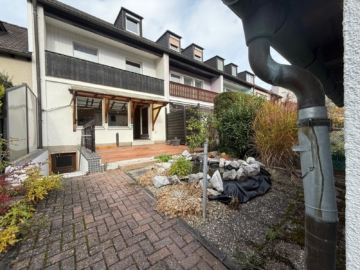 Aussenansichten - Attraktive Wohnimmobilie – kleine Teichanlage im Garten – Loggia – unterkellert – ca. 133 m² Wohnfläche