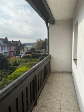 Aussenansichten - Attraktive Wohnimmobilie – kleine Teichanlage im Garten – Loggia – unterkellert – ca. 133 m² Wohnfläche