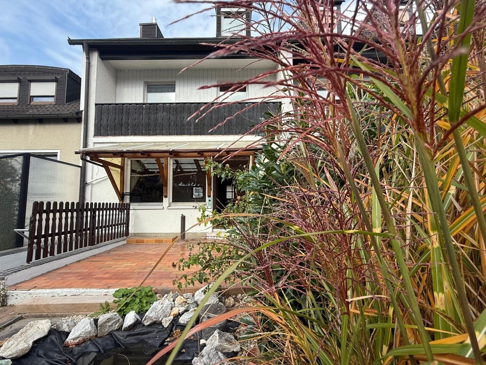 Aussenansichten - Attraktive Wohnimmobilie – kleine Teichanlage im Garten – Loggia – unterkellert – ca. 133 m² Wohnfläche